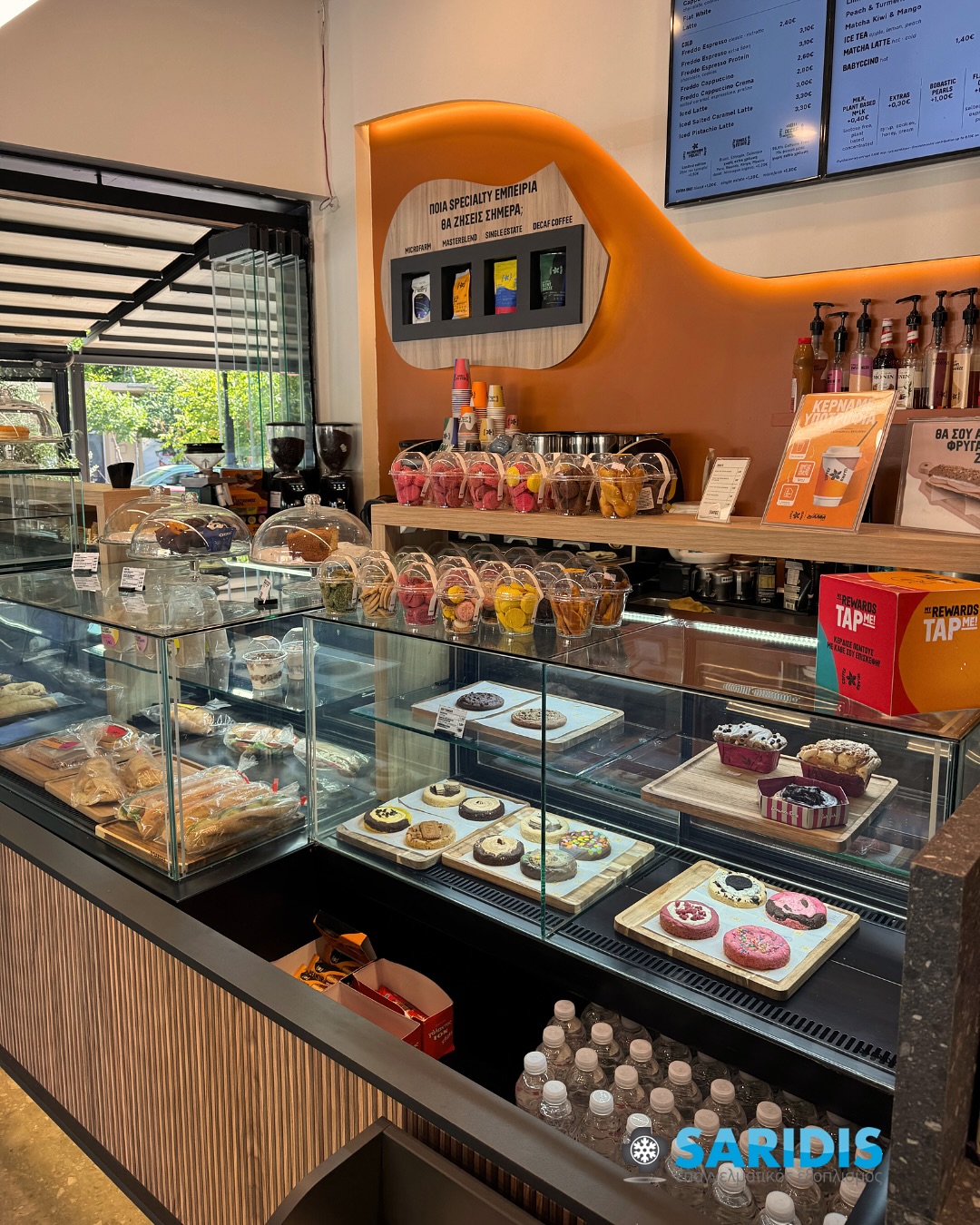 Coffee Island – Πεύκα – εξοπλισμός SARIDIS