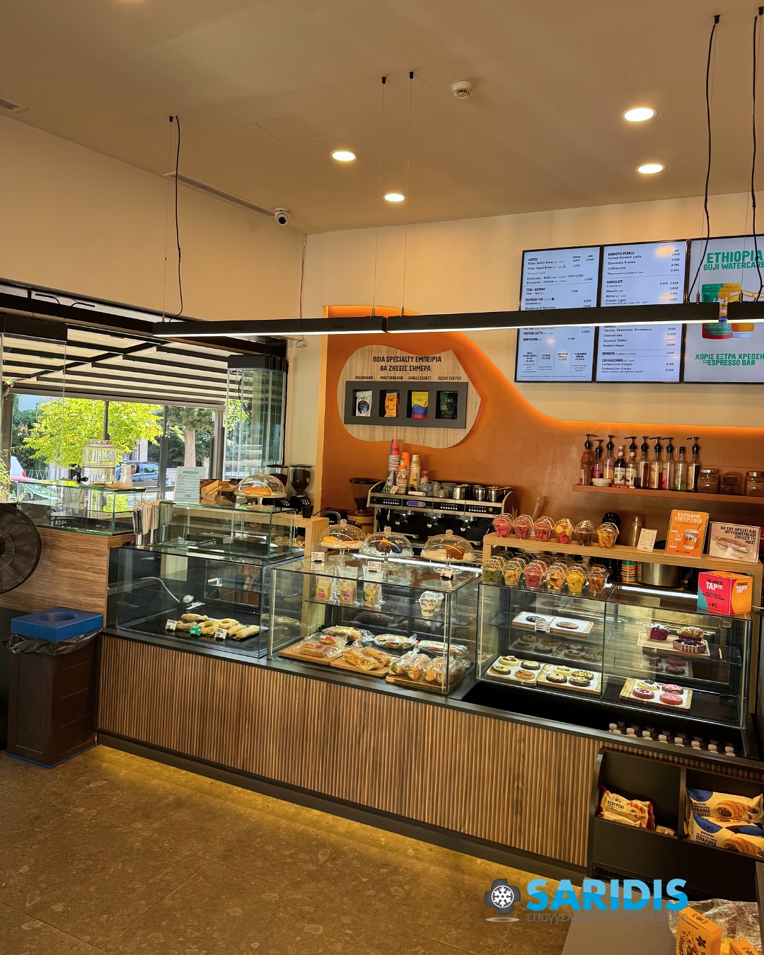 Coffee Island – Πεύκα – εξοπλισμός SARIDIS