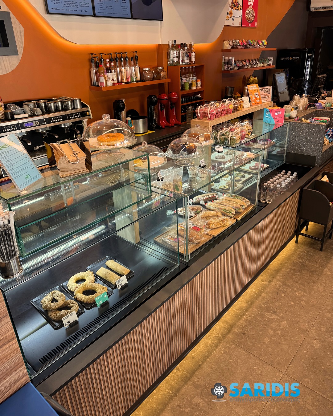Coffee Island – Πεύκα – εξοπλισμός SARIDIS
